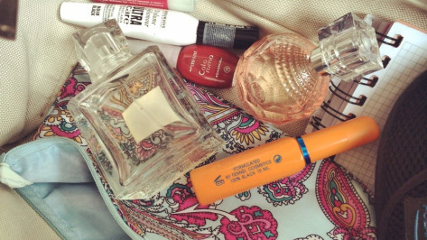 В сумке, которую неизвестная оставила в воронежском магазине, оказались косметика и личные вещи