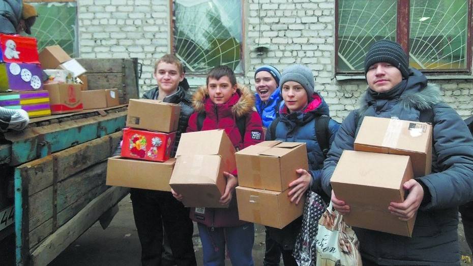 Таловские школьники собрали 64 коробки подарков сверстникам из Луганска и Донецка 