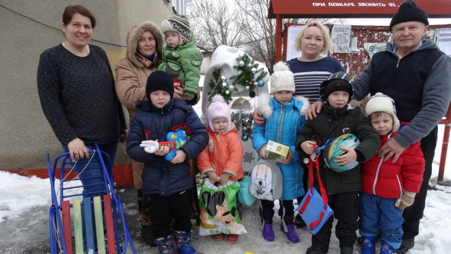 Многодетные семьи бобровского села Хреновое получили подарки от московских благотворителей