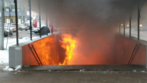 В Воронеже потушили пожар в киоске с шаурмой 