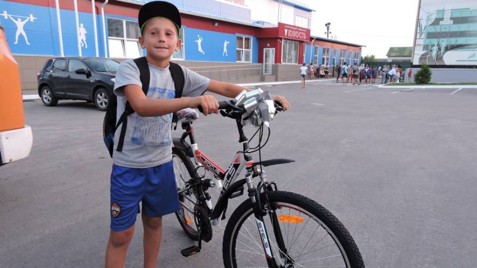 Юный футбольный болельщик из Кантемировки выиграл в лотерею велосипед