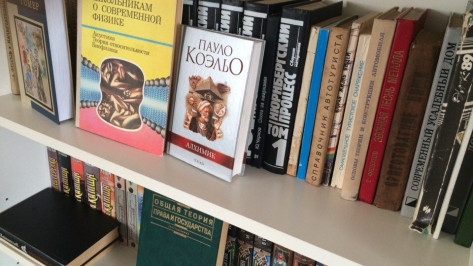 Школьницы устроили читальный зал из краденой мебели в Воронежской области