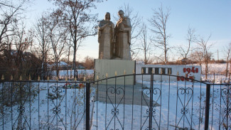 Ольховатские активисты реконструировали памятник герою Великой Отечественной войны