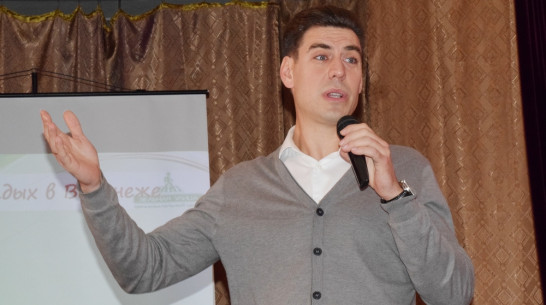 Дмитрий Дюжев научил воронежских школьников правильно целоваться