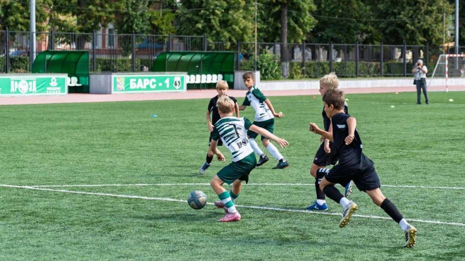 Юные футболисты в Боброве вышли на матч за Кубок губернатора в новой форме с эмблемой «ДРОЗД»