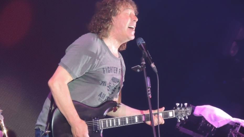 В Воронеже Владимир Кузьмин сыграл на гитаре ягодицами 