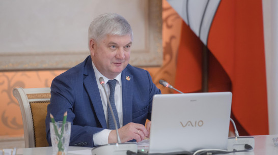 Воронежский губернатор поздравил с 55-летием директора вагоноремонтного завода Геннадия Ижокина