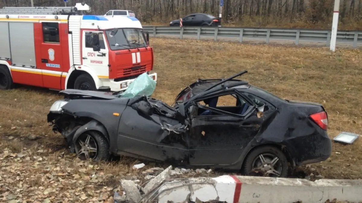 В Воронеже «Лада Гранта» сбила столб на Московском проспекте