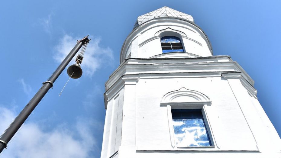 В Бутурлиновке на звоннице храма установили новый колокол