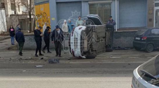 Воронежцы поделились кадрами массового ДТП у остановки «Магазин Мелодия»