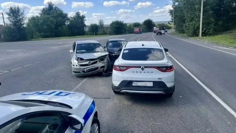 В Воронеже на нерегулируемом перекрестке столкнулись 3 машины: пострадали 2 человека