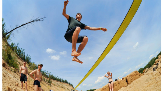 Под Воронежем любители экстрима прыгали в Дон в роликовых коньках, на велосипедах и даже в магазинной тележке