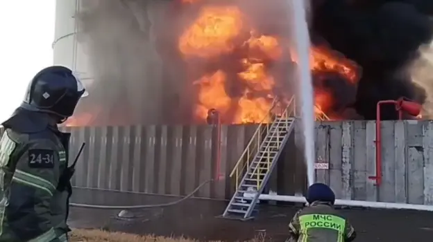 Нефтебаза горит после атаки БПЛА в соседнем с Воронежской областью регионе: видео