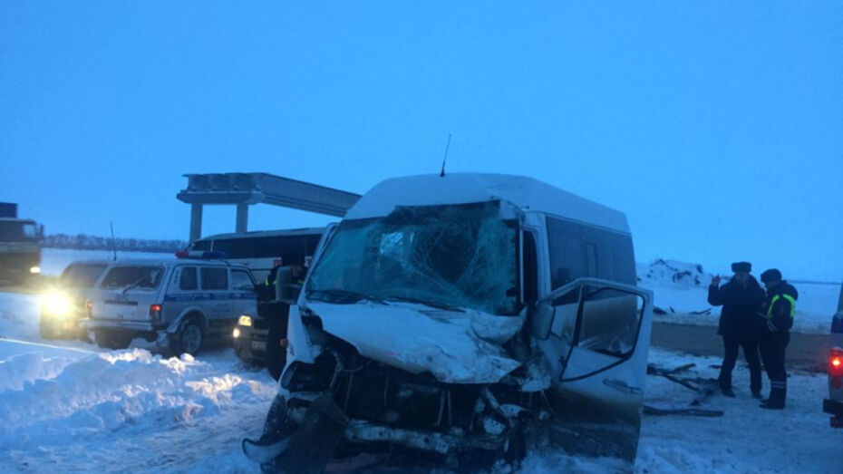 На трассе в Воронежской области столкнулись 2 автобуса: погиб водитель
