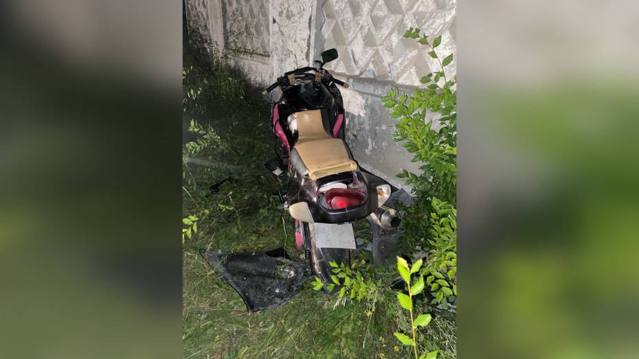 В Воронежской области 17-летний парень на мотоцикле врезался в железобетонный забор