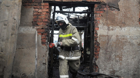На сгоревшей даче под Воронежем обнаружили труп неизвестного мужчины