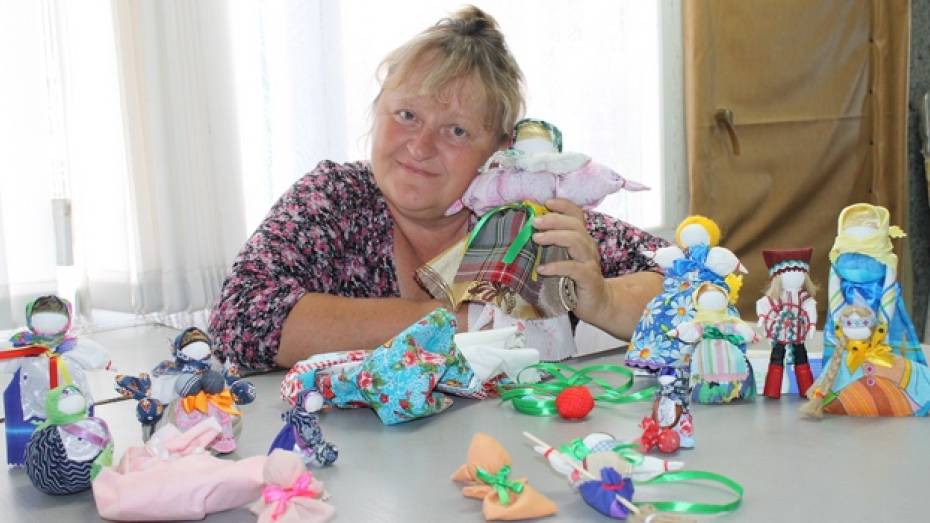 Жительница Петропавловки мастерит обережные, обрядовые, целительные и игровые куклы