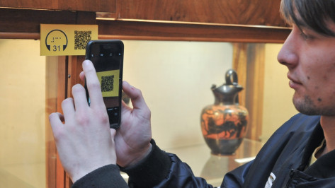 «Это работает!». Глухие воронежцы оценили систему видеогидов в музее Крамского