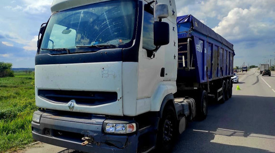 Фура насмерть сбила перебегающего дорогу пешехода в Воронежской области