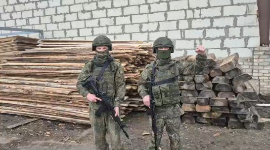 Участники СВО строят блиндажи из верхнемамонской древесины