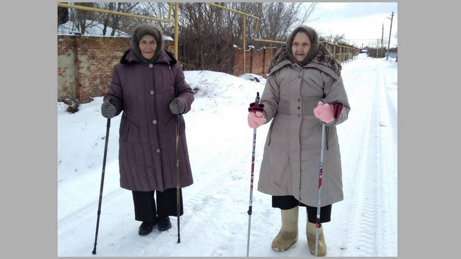 В Подгоренском районе подруги-долгожительницы занялись скандинавской ходьбой