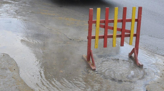 Коммунальную аварию на въезде в Воронеж спровоцировала утечка на водопроводе