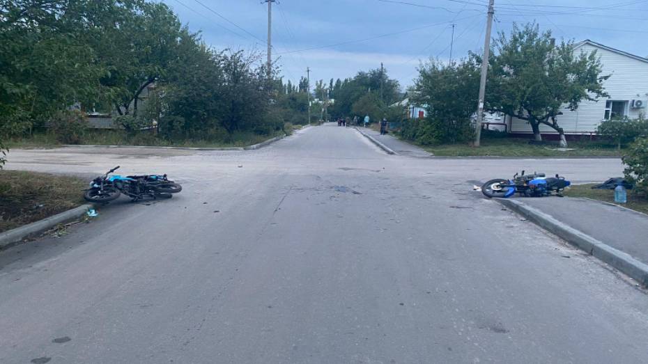 Подростки на мотоциклах пострадали в аварии в райцентре Воронежской области