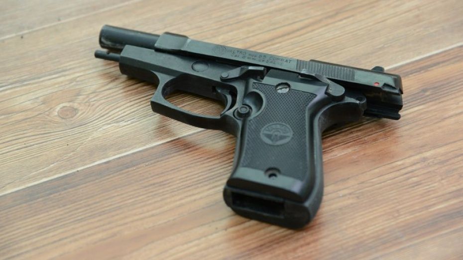 В Рамонском районе пенсионер 4 раза выстрелил из пистолета в иномарку