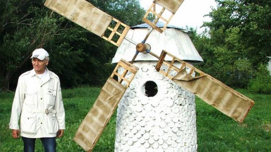 Таловский умелец построил мельницу из стеклянных бутылок