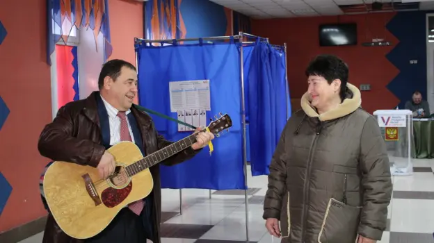 Педагог из села Хохол исполнил на избирательном участке патриотическую песню