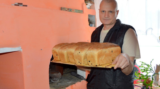 С пылу с жару. Житель терновского села Русаново выпекает хлеб в русской печи