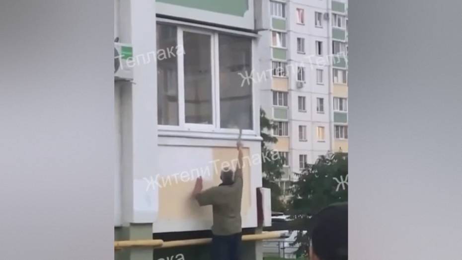 В воронежском микрорайоне Тепличный мужчина разбил окна квартиры и станцевал для очевидцев