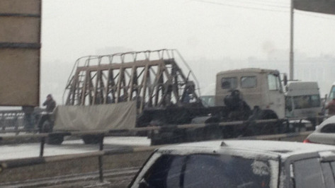 В Воронеже ДТП с плитовозом спровоцировало пробку на Северном мосту