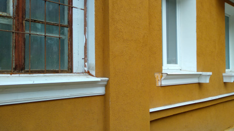 Гипсовая лепнина на фасаде «сталинки» в Воронеже осыпалась через год после ремонта