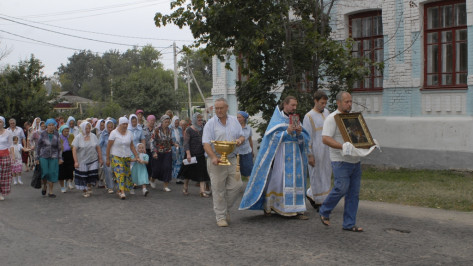 Калачеевцы отметили праздник Успения Богоматери крестным ходом и совместной трапезой