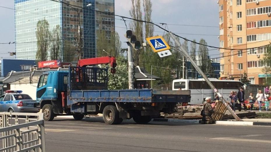Чиновники прокомментировали фото с инвалидом, подпирающим светофор в Воронеже