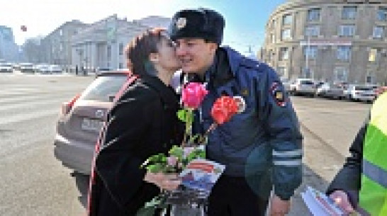 В канун 8 Марта автоинспекторы дарили воронежским автоледи розы