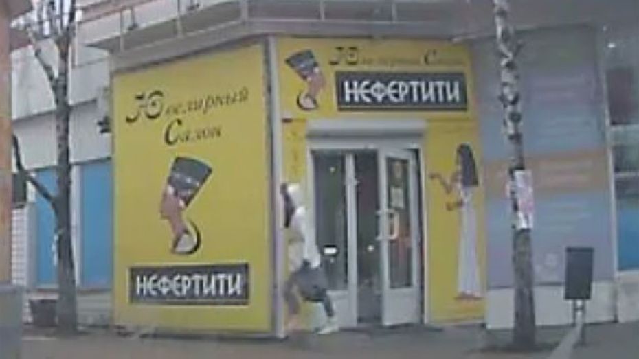 Полиция: один из налетчиков на ювелирный салон в Воронеже – предположительно мужчина в женской одежде