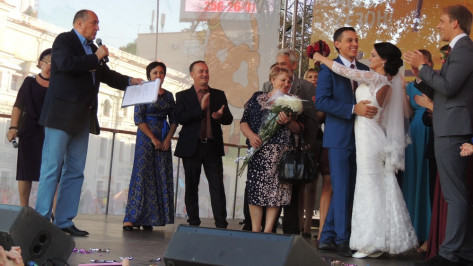 В Воронеже молодожены сбежали со свадьбы ради фото с актерами сериала «Воронины»
