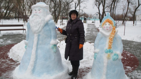 В Кантемировском районе жители украсили парк снежными скульптурами 