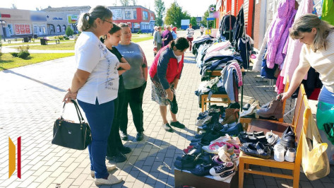 В Таловой раздали более 1 тыс вещей в рамках акции «Помоги собраться в школу»