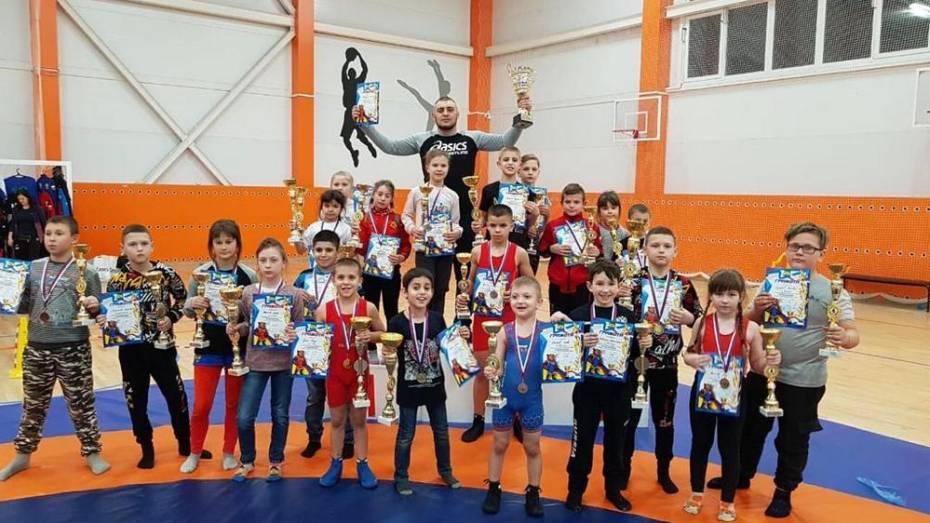 Лискинцы завоевали 11 золотых медалей на межрегиональном турнире по вольной борьбе