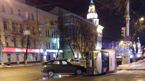 При столкновении фургона и «ВАЗа» в центре Воронежа пострадала девушка