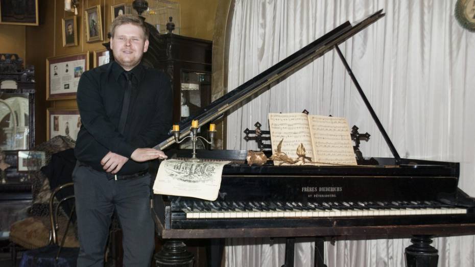 Лискинец подарил музею 144-летний рояль 