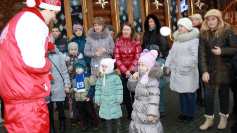 Одиннадцать детей из Борисоглебска побывали в резиденции Деда Мороза 