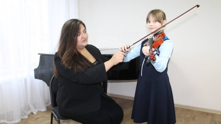 Для Хохольской детской школы искусств приобрели 4 скрипки и домру