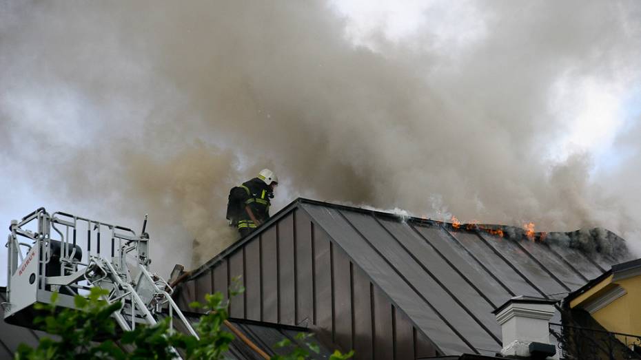 Из-за грозовой молнии в Грибановке и Петропавловке загорелись крыши домов