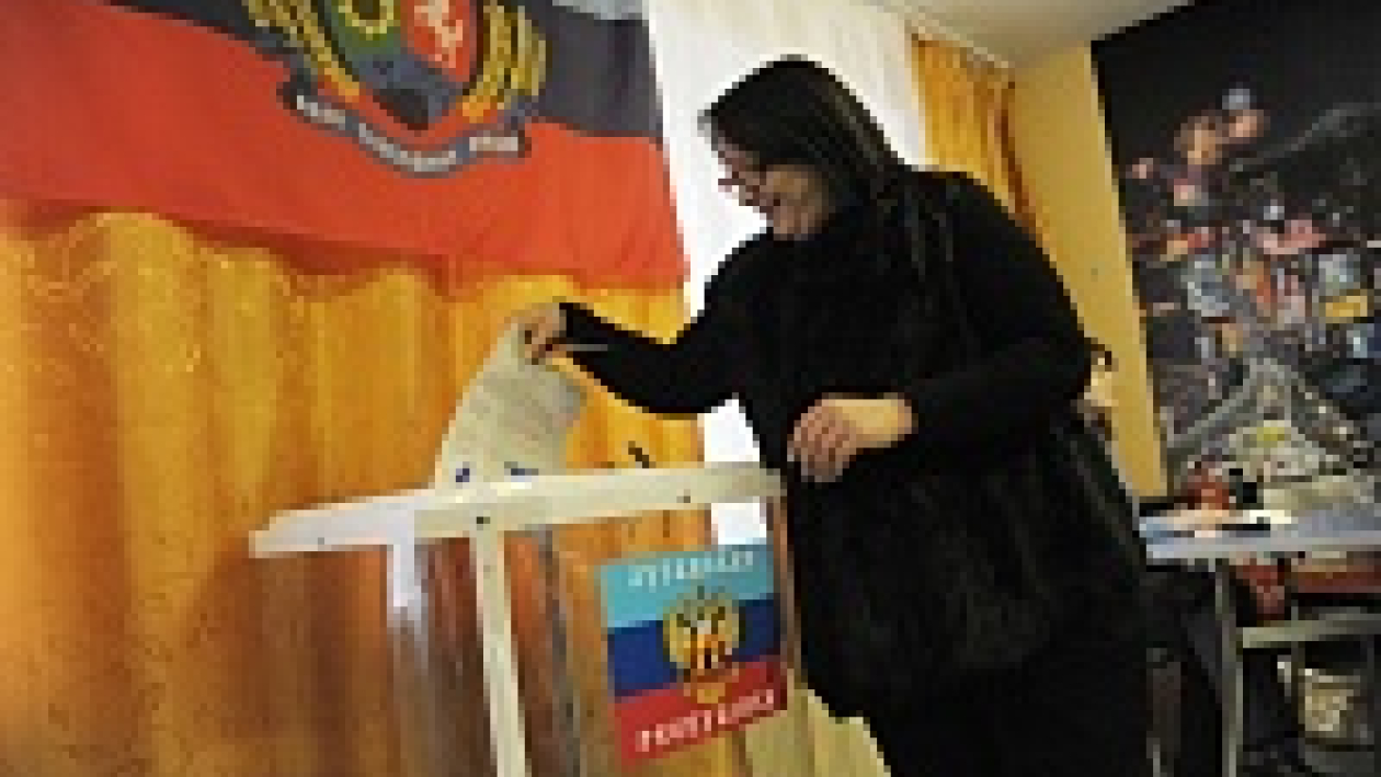 В Воронеже избиратели пришли на выборы глав ЛНР и ДНР с грудными детьми 