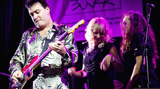 В Воронеже солисты группы «Red Elvises» заменяли слова в своих песнях на русские