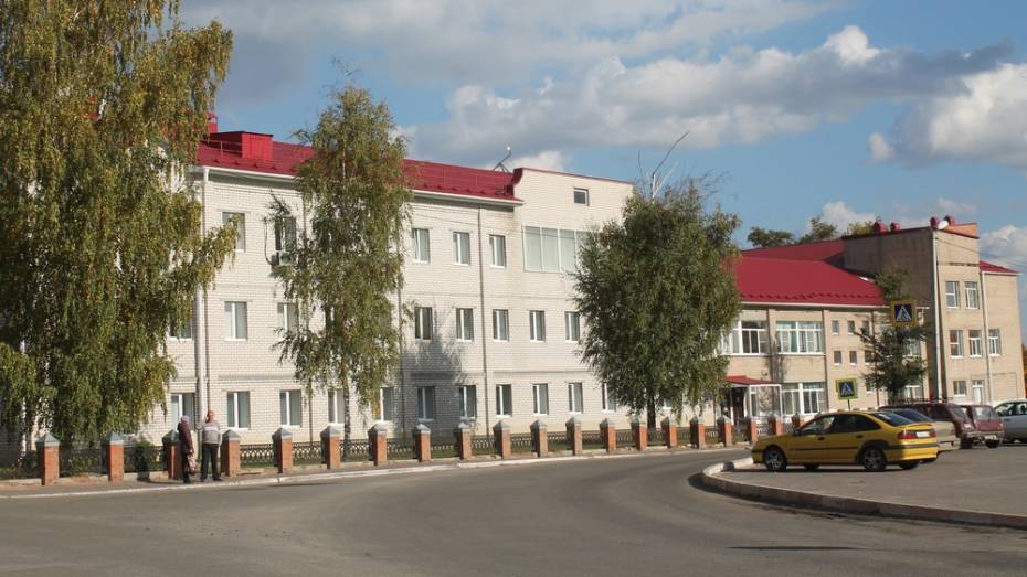 В Хохольском районе молодые врачи получили по 1 млн рублей